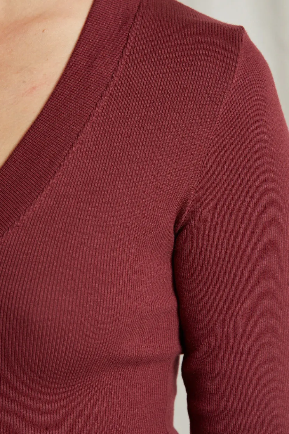 Perfectwhitetee - Viola V-Neck Long Sleeve