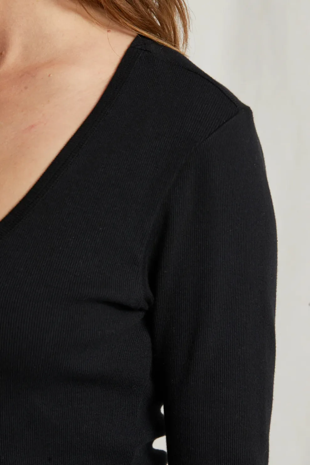 Perfectwhitetee - Kitt Blondie V Neck