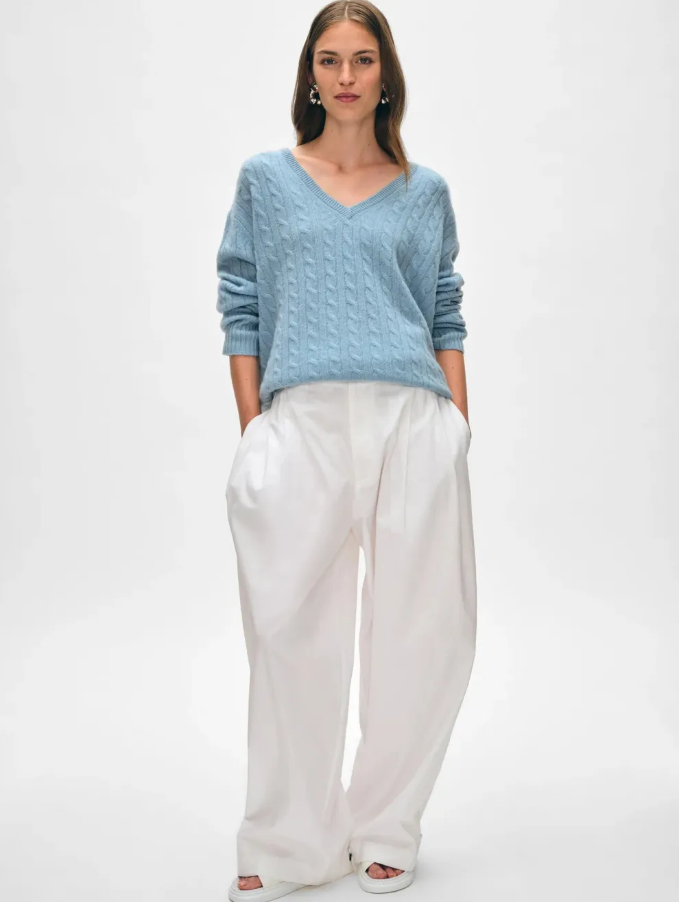 White + Warren - Cashmere Featherweight Cable Vneck